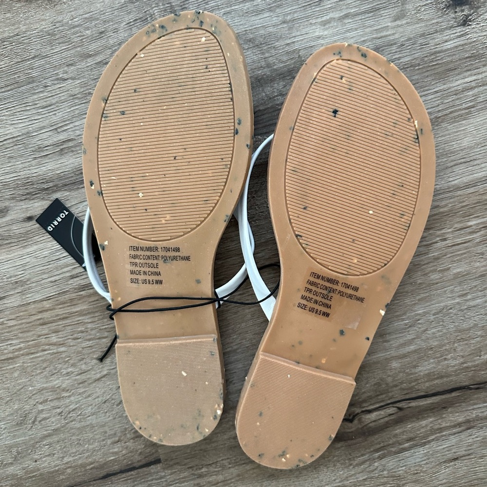 TORRID SIZE 9.5 WHITE PU RECYCLED FLIP FLOP NWT SANDALS SHOES - Picture 2 of 3